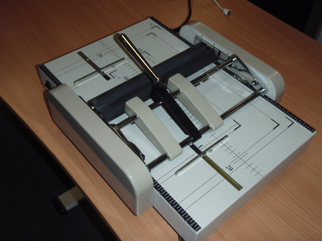 Broschüren- und Falzmaschine